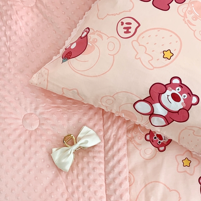 91家纺网 家纺一手货源 找家纺 星期八 2022新款迪士尼豆豆被 草莓熊乐园