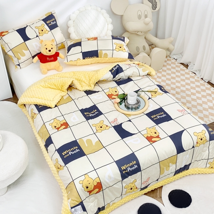 91家纺网 家纺一手货源 找家纺 星期八 2022新款迪士尼豆豆被 格子维尼