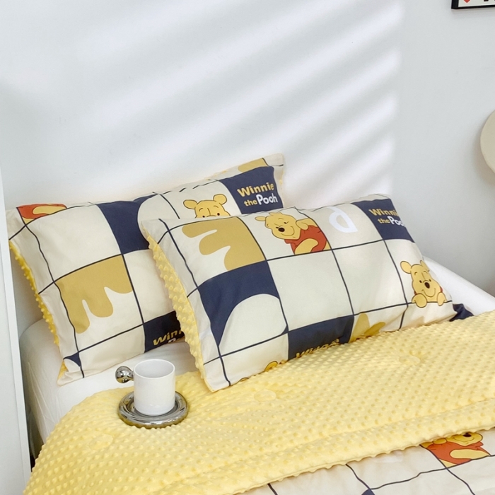 91家纺网 家纺一手货源 找家纺 星期八 2022新款迪士尼豆豆被 格子维尼