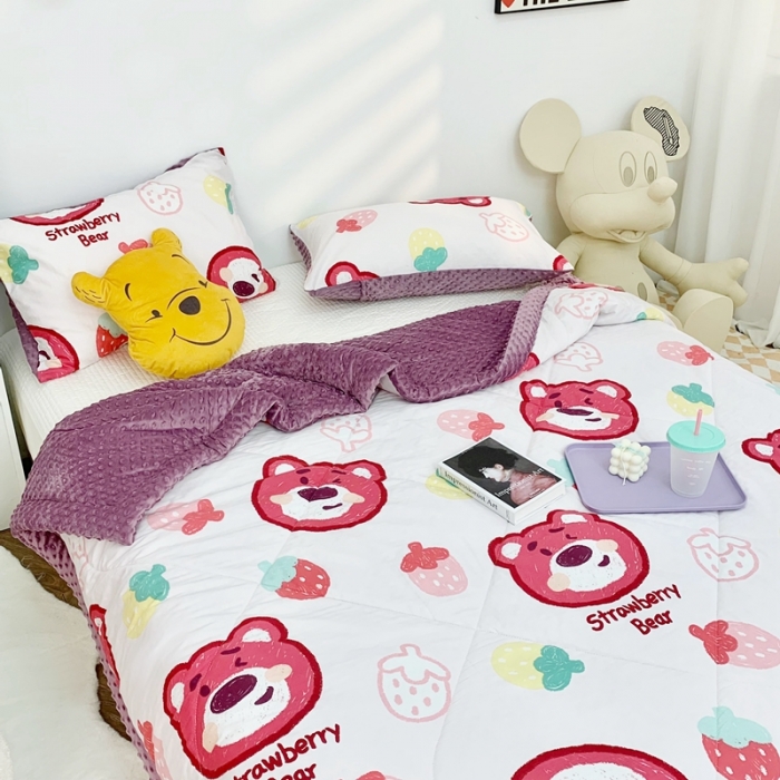 91家纺网 家纺一手货源 找家纺 星期八 2022新款迪士尼豆豆被 草莓熊紫