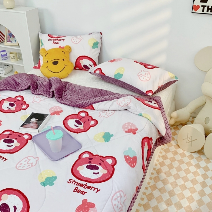 91家纺网 家纺一手货源 找家纺 星期八 2022新款迪士尼豆豆被 草莓熊紫