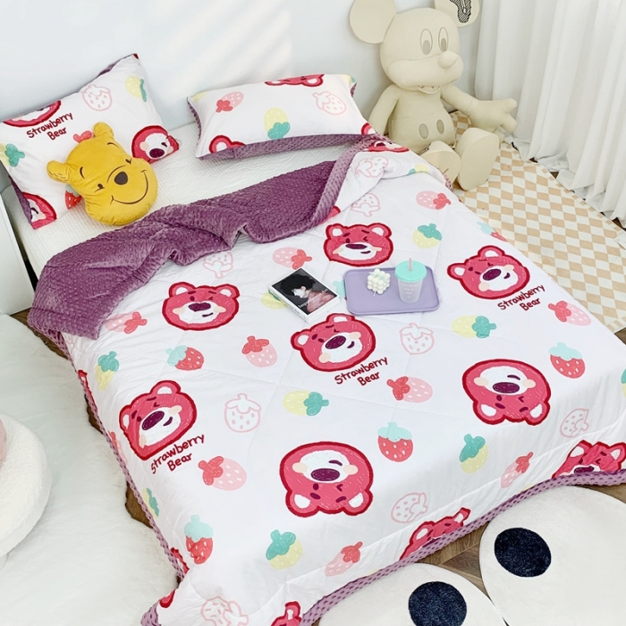 91家纺网 家纺一手货源 找家纺 星期八 2022新款迪士尼豆豆被 草莓熊紫