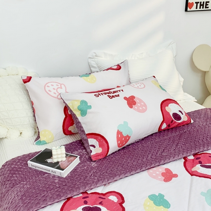 91家纺网 家纺一手货源 找家纺 星期八 2022新款迪士尼豆豆被 草莓熊紫