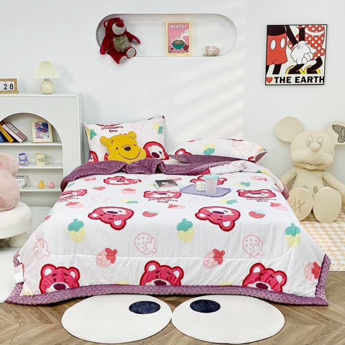 91家纺网 家纺一手货源 找家纺 星期八 2022新款迪士尼豆豆被 草莓熊紫