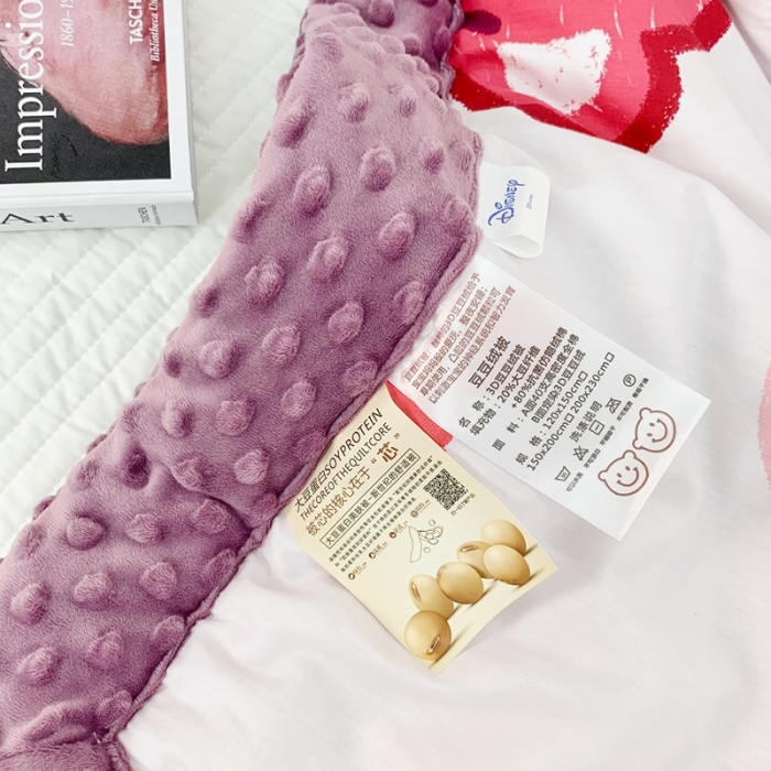91家纺网 家纺一手货源 找家纺 星期八 2022新款迪士尼豆豆被 草莓熊紫
