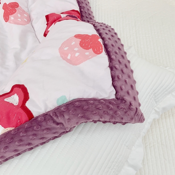 91家纺网 家纺一手货源 找家纺 星期八 2022新款迪士尼豆豆被 草莓熊紫