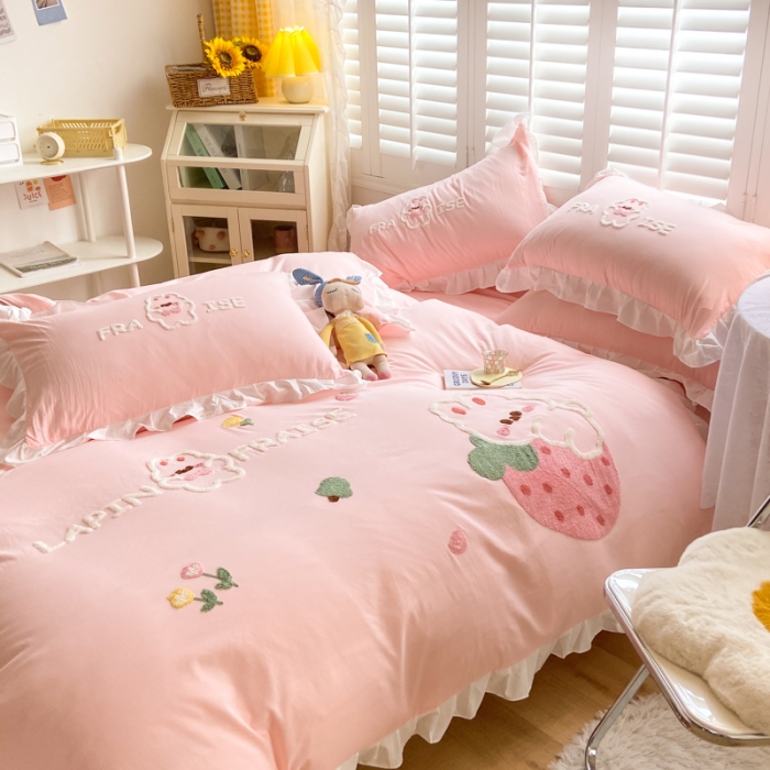 91家纺网 家纺一手货源 找家纺 （总）易禾 2022新款水洗亲肤棉毛巾绣草莓兔四件套