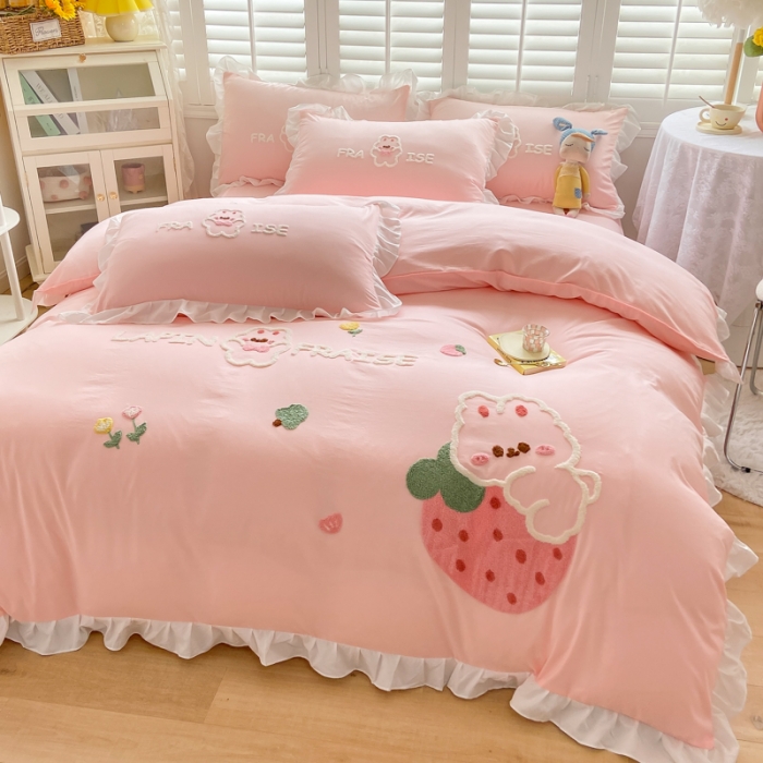 91家纺网 家纺一手货源 找家纺 （总）易禾 2022新款水洗亲肤棉毛巾绣草莓兔四件套