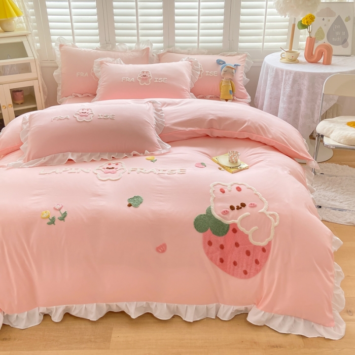 91家纺网 家纺一手货源 找家纺 （总）易禾 2022新款水洗亲肤棉毛巾绣草莓兔四件套