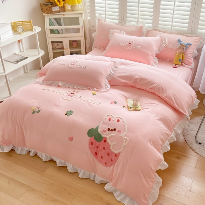 91家纺网 家纺一手货源 找家纺 （总）易禾 2022新款水洗亲肤棉毛巾绣草莓兔四件套