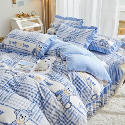 91家纺网 家纺一手货源 找家纺 恋佳居 2023新款加厚8.4斤牛奶绒印花床裙四件套 蓝格小熊