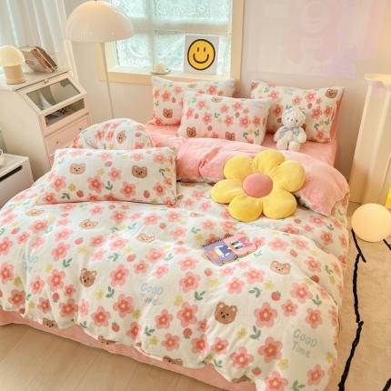 91家纺网 家纺一手货源 找家纺 金爱家 2023新款牛奶绒小清新四件套 樱花小熊-粉