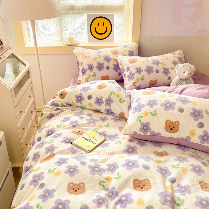 91家纺网 家纺一手货源 找家纺 金爱家 2023新款牛奶绒小清新四件套 樱花小熊-紫