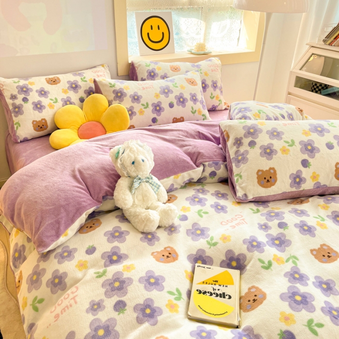 91家纺网 家纺一手货源 找家纺 金爱家 2023新款牛奶绒小清新四件套 樱花小熊-紫