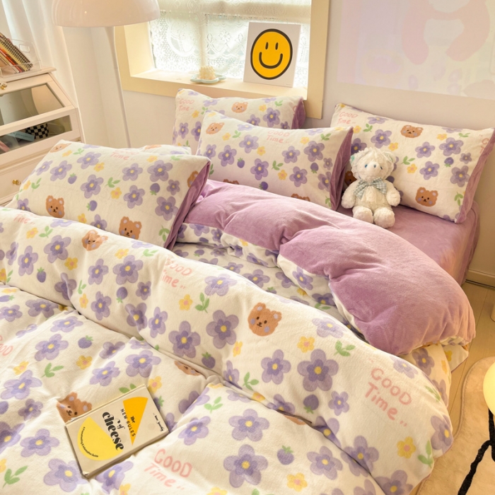 91家纺网 家纺一手货源 找家纺 金爱家 2023新款牛奶绒小清新四件套 樱花小熊-紫