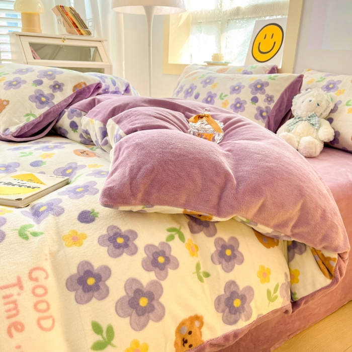 91家纺网 家纺一手货源 找家纺 金爱家 2023新款牛奶绒小清新四件套 樱花小熊-紫