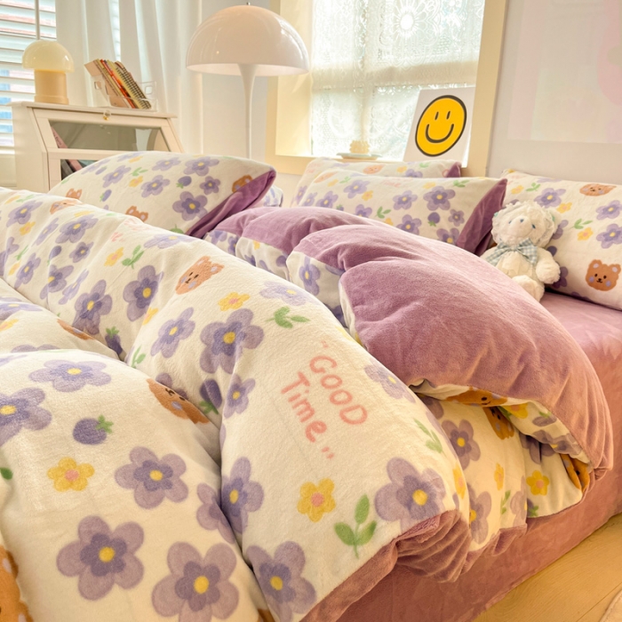 91家纺网 家纺一手货源 找家纺 金爱家 2023新款牛奶绒小清新四件套 樱花小熊-紫