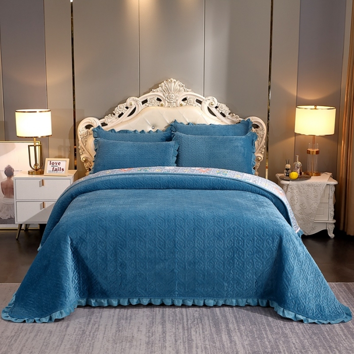 91家纺网 家纺一手货源 找家纺 晶缦 2022新款纯色小花边牛奶绒床盖三件套 暖馨-宝石蓝