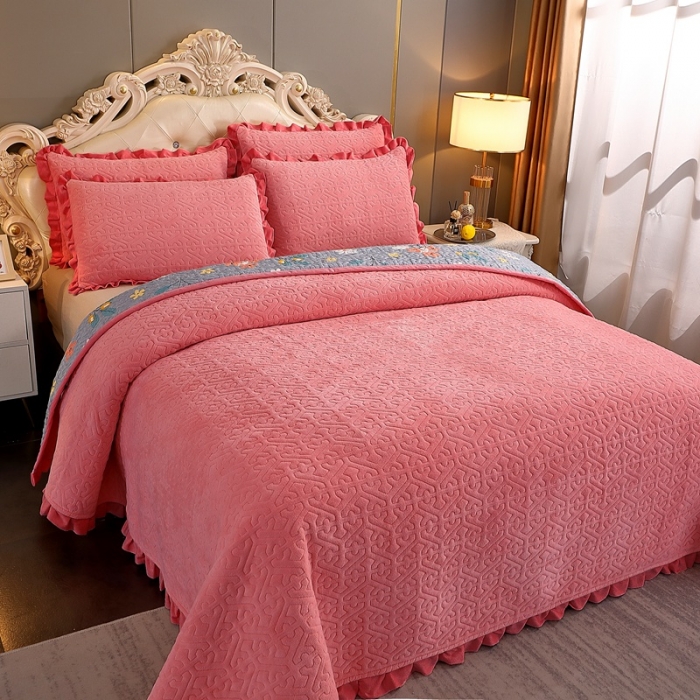 91家纺网 家纺一手货源 找家纺 晶缦 2022新款纯色小花边牛奶绒床盖三件套 暖馨-豆沙