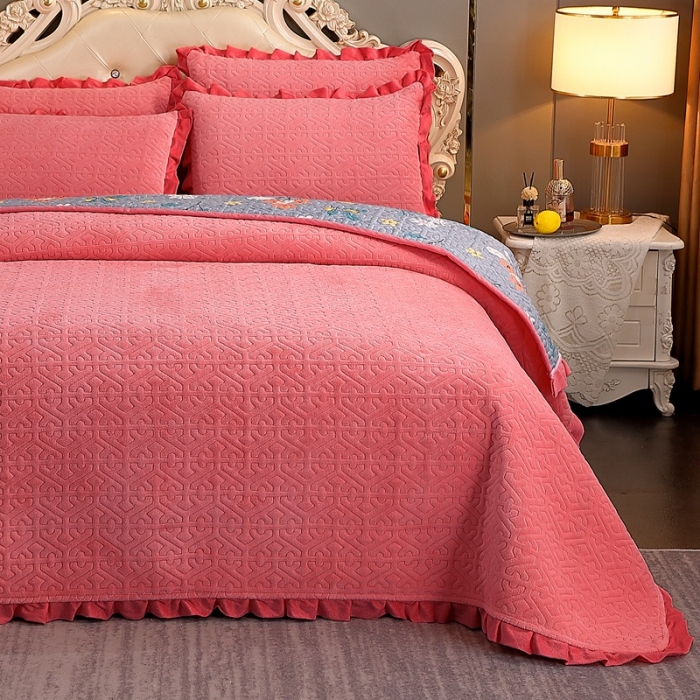 91家纺网 家纺一手货源 找家纺 晶缦 2022新款纯色小花边牛奶绒床盖三件套 暖馨-豆沙