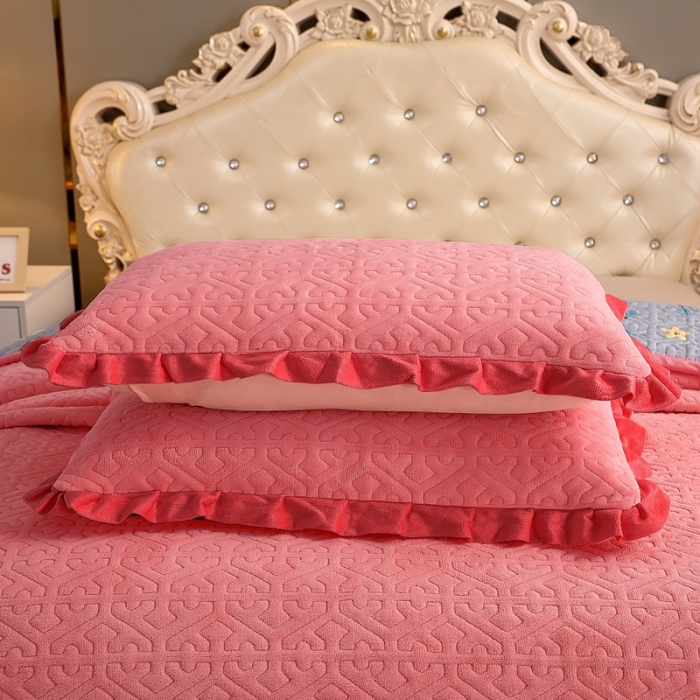 91家纺网 家纺一手货源 找家纺 晶缦 2022新款纯色小花边牛奶绒床盖三件套 暖馨-豆沙