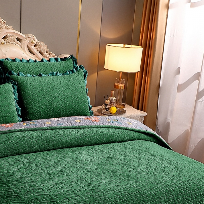 91家纺网 家纺一手货源 找家纺 晶缦 2022新款纯色小花边牛奶绒床盖三件套 暖馨-墨绿