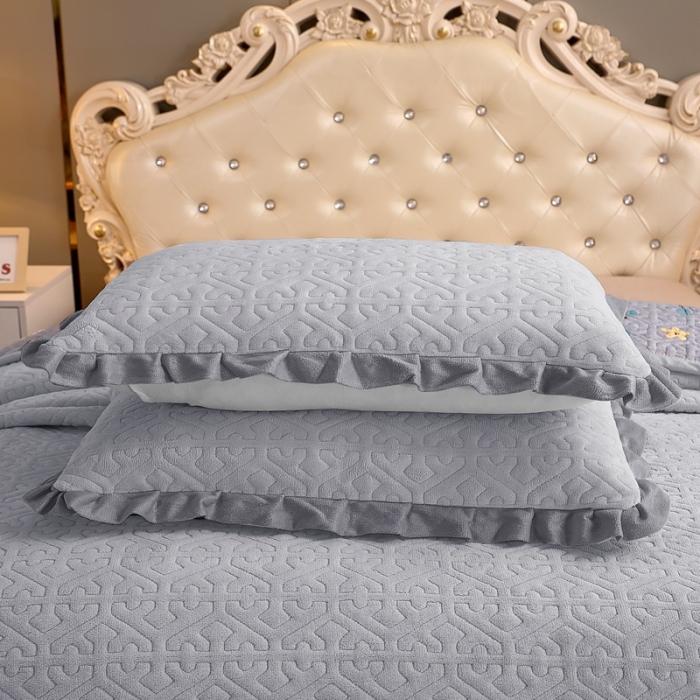 91家纺网 家纺一手货源 找家纺 晶缦 2022新款纯色小花边牛奶绒床盖三件套 暖馨-浅灰