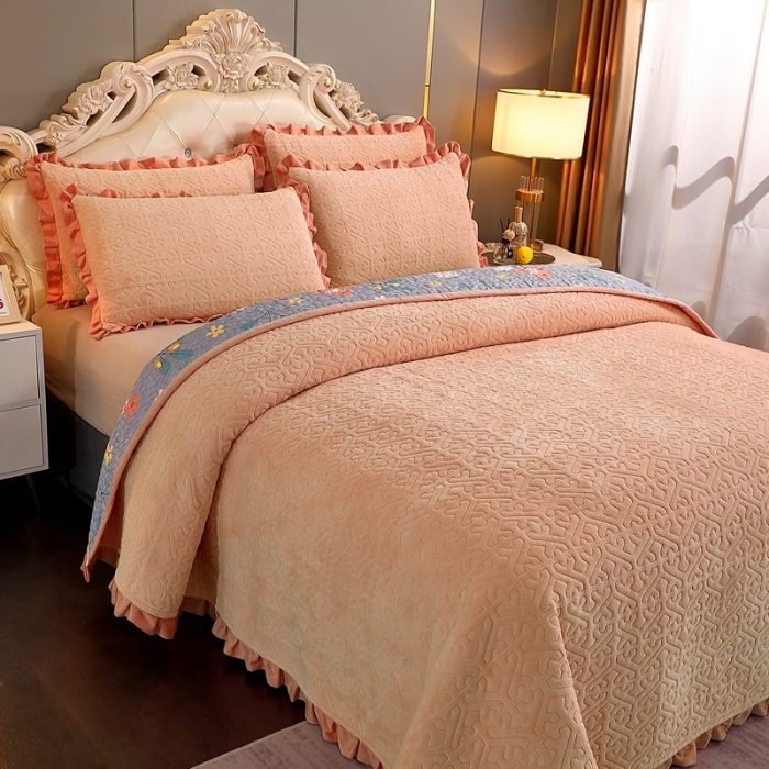 91家纺网 家纺一手货源 找家纺 晶缦 2022新款纯色小花边牛奶绒床盖三件套 暖馨-浅咖