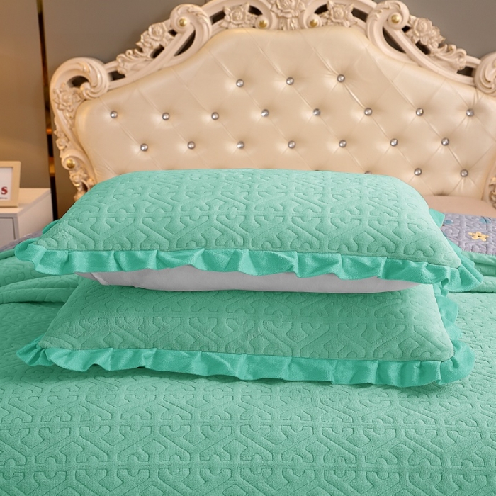 91家纺网 家纺一手货源 找家纺 晶缦 2022新款纯色小花边牛奶绒床盖三件套 暖馨-浅绿