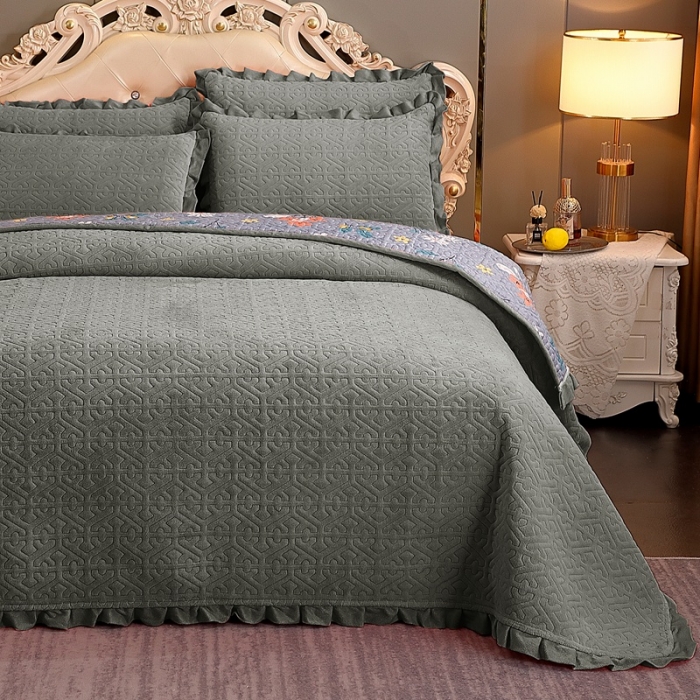 91家纺网 家纺一手货源 找家纺 晶缦 2022新款纯色小花边牛奶绒床盖三件套 暖馨-深灰