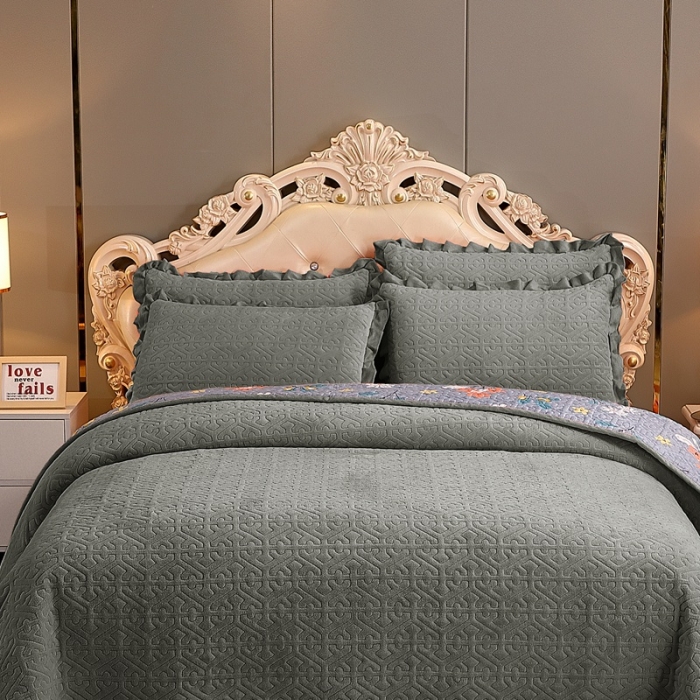 91家纺网 家纺一手货源 找家纺 晶缦 2022新款纯色小花边牛奶绒床盖三件套 暖馨-深灰