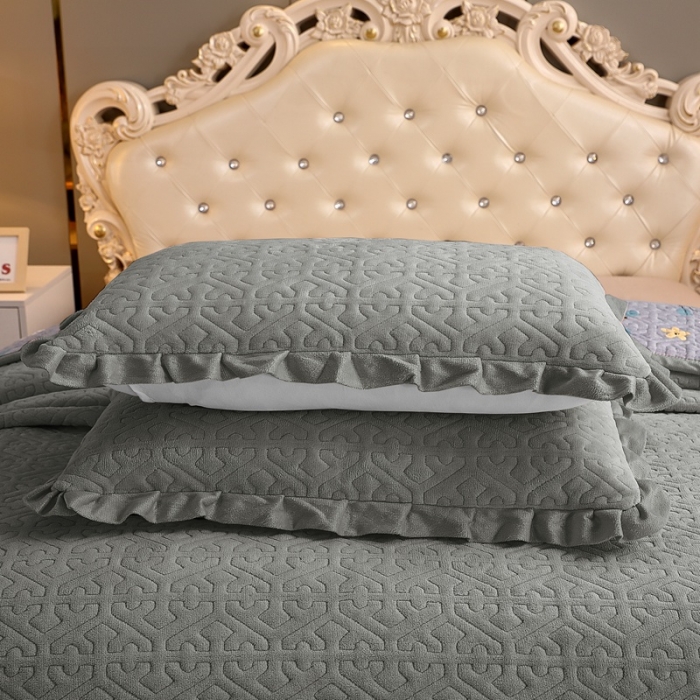 91家纺网 家纺一手货源 找家纺 晶缦 2022新款纯色小花边牛奶绒床盖三件套 暖馨-深灰