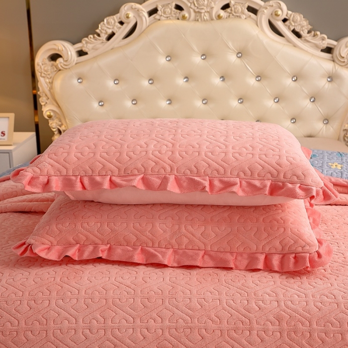 91家纺网 家纺一手货源 找家纺 晶缦 2022新款纯色小花边牛奶绒床盖三件套 暖馨-玉色