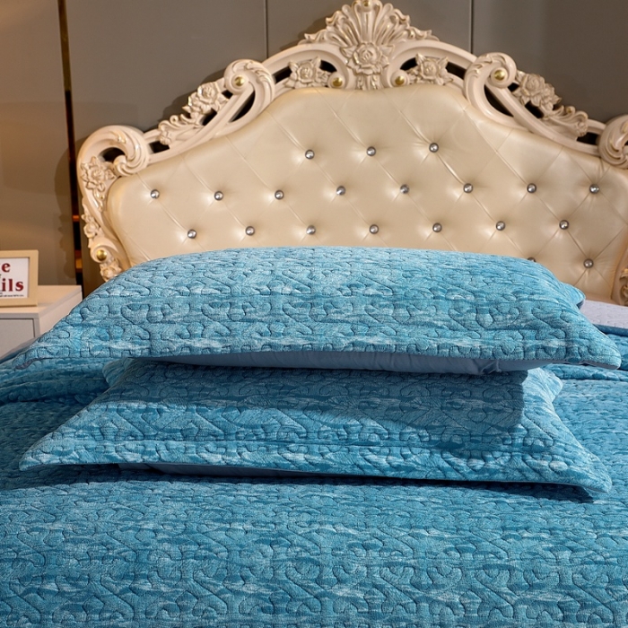 91家纺网 家纺一手货源 找家纺 晶缦 2022新款水波纹色织牛奶绒床盖三件套 涟漪-浅蓝