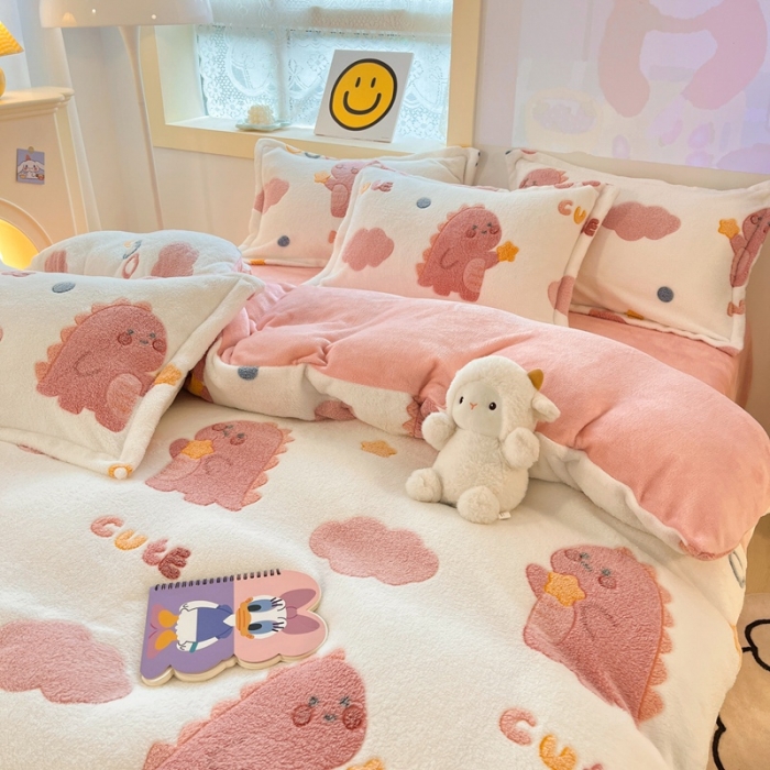 91家纺网 家纺一手货源 找家纺 川悦生活 2024新款立体雪花绒卡通四件套牛奶绒四件套 爱心恐龙