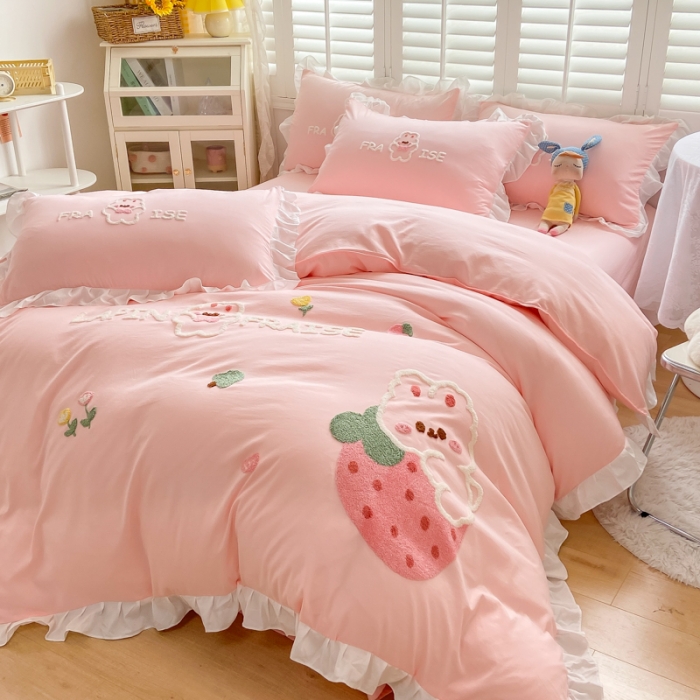 91家纺网 家纺一手货源 找家纺 易禾 2022新款水洗亲肤棉毛巾绣草莓兔四件套草莓兔-粉