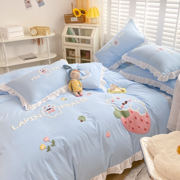 91家纺网 家纺一手货源 找家纺 易禾 2022新款水洗亲肤棉毛巾绣草莓兔四件套草莓兔-蓝