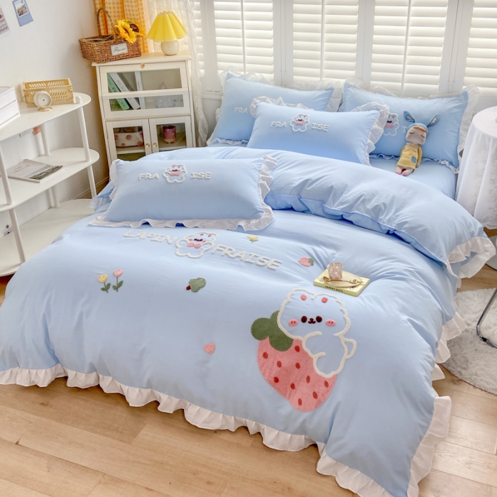 91家纺网 家纺一手货源 找家纺 易禾 2022新款水洗亲肤棉毛巾绣草莓兔四件套草莓兔-蓝