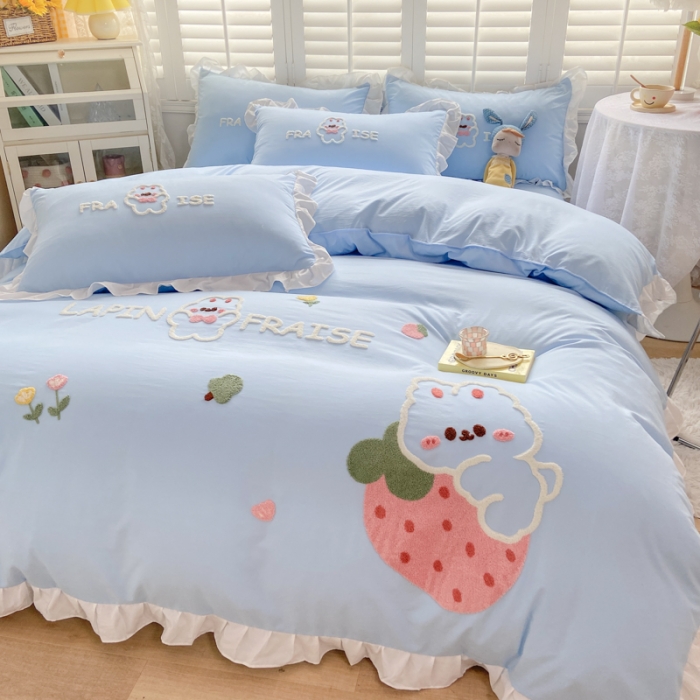 91家纺网 家纺一手货源 找家纺 易禾 2022新款水洗亲肤棉毛巾绣草莓兔四件套草莓兔-蓝