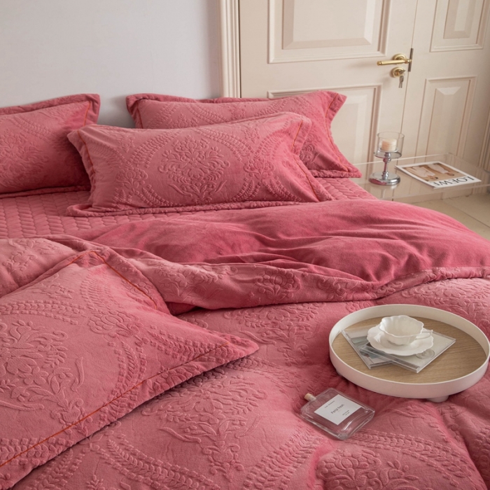 91家纺网 家纺一手货源 找家纺 舒梦琪 2024新款牛奶绒立体雕花床盖四件套 豆沙