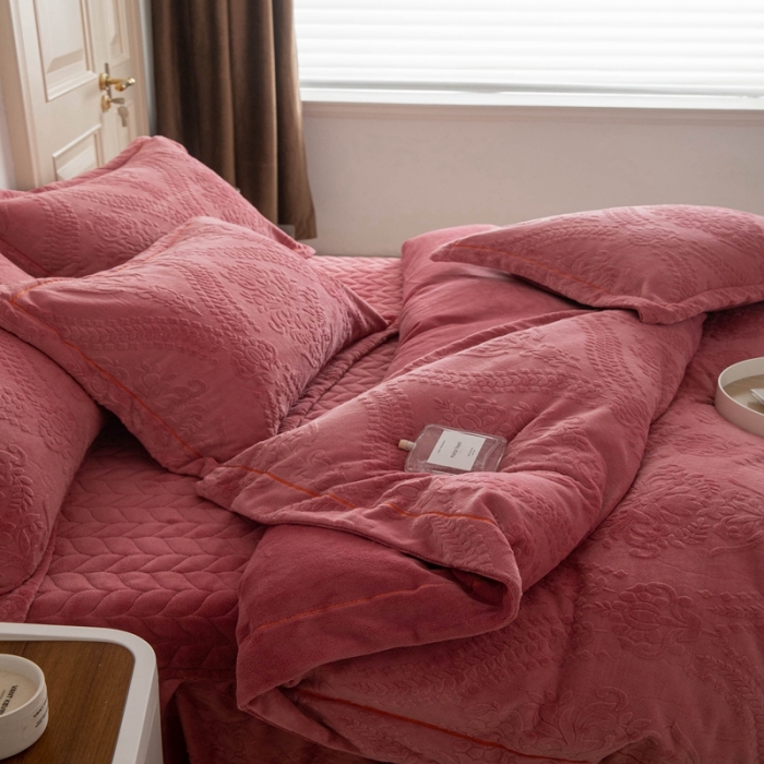 91家纺网 家纺一手货源 找家纺 舒梦琪 2024新款牛奶绒立体雕花床盖四件套 豆沙