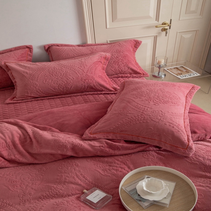 91家纺网 家纺一手货源 找家纺 舒梦琪 2024新款牛奶绒立体雕花床盖四件套 豆沙