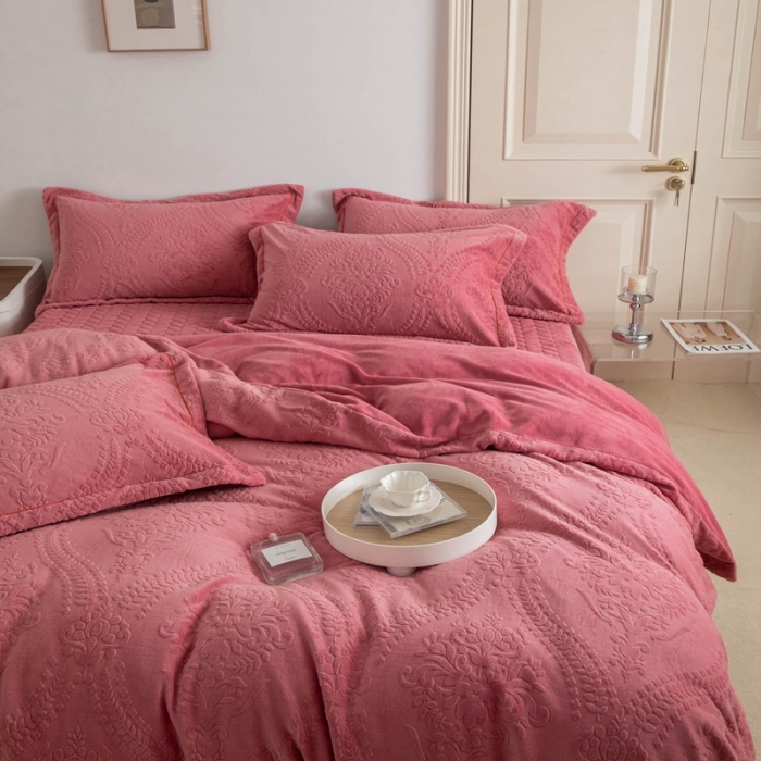 91家纺网 家纺一手货源 找家纺 舒梦琪 2024新款牛奶绒立体雕花床盖四件套 豆沙