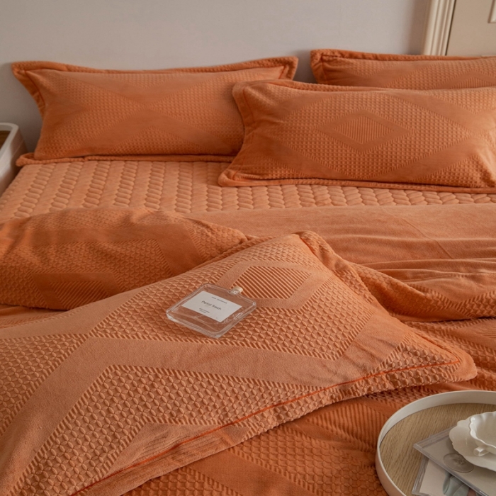 91家纺网 家纺一手货源 找家纺 舒梦琪 2024新款牛奶绒立体雕花床盖四件套 桔色