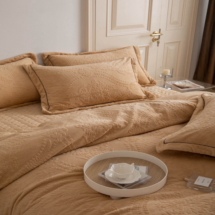 91家纺网 家纺一手货源 找家纺 舒梦琪 2024新款牛奶绒立体雕花床盖四件套 米驼