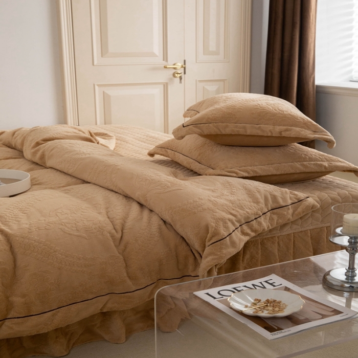 91家纺网 家纺一手货源 找家纺 舒梦琪 2024新款牛奶绒立体雕花床盖四件套 米驼