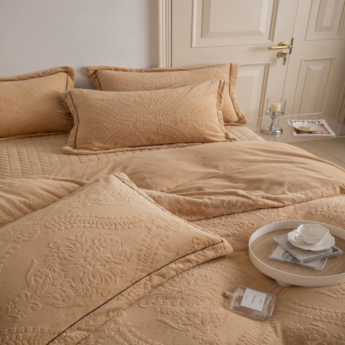 91家纺网 家纺一手货源 找家纺 舒梦琪 2024新款牛奶绒立体雕花床盖四件套 米驼