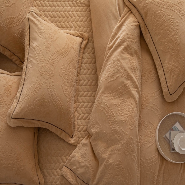 91家纺网 家纺一手货源 找家纺 舒梦琪 2024新款牛奶绒立体雕花床盖四件套 米驼