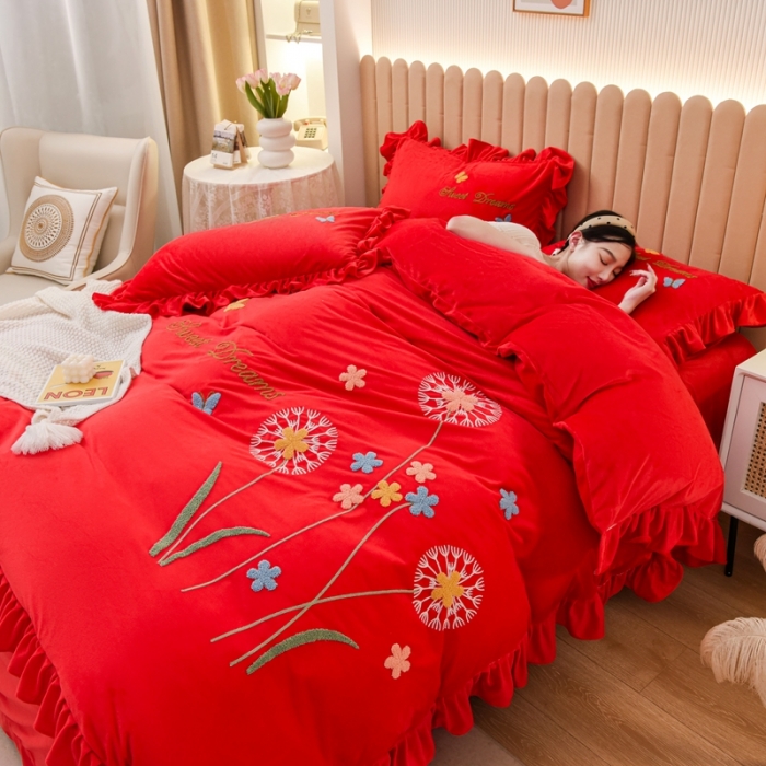 91家纺网 家纺一手货源 找家纺 唐人居 2025新款宝宝绒毛巾绣花边四件套- 蒲公英之恋-红