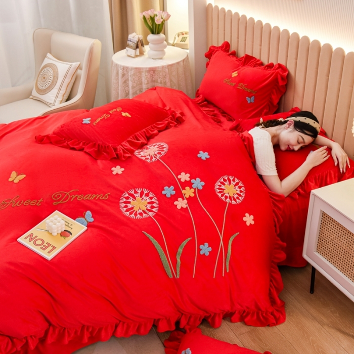 91家纺网 家纺一手货源 找家纺 唐人居 2025新款宝宝绒毛巾绣花边四件套- 蒲公英之恋-红